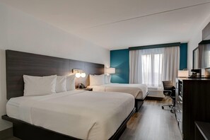 2 Queen Beds, Refreshed Deluxe Room, Non-Smoking | Seprai premium, meja kerja, tirai kedap cahaya, dan setrika/meja setrika