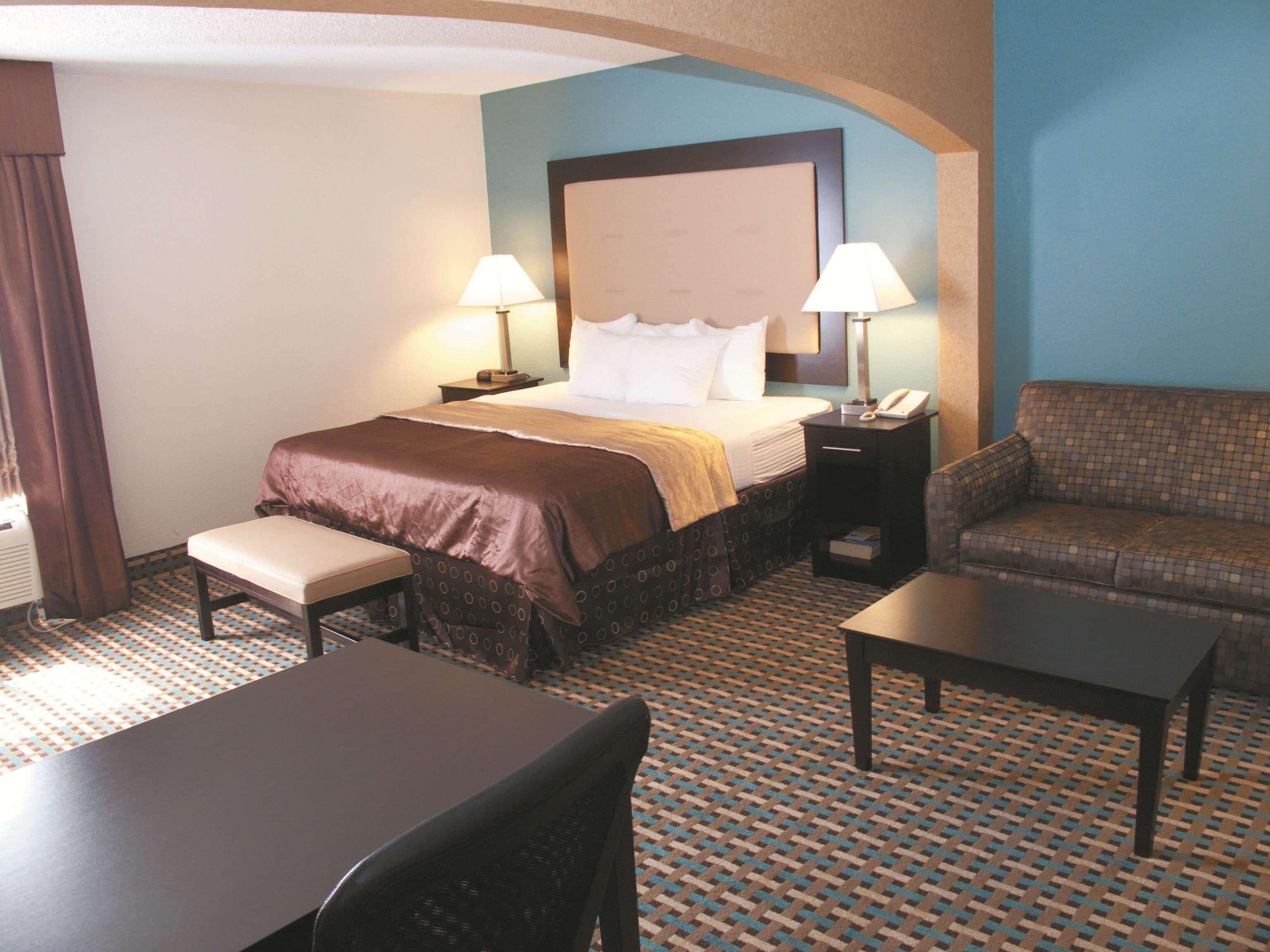 Roupas de cama premium, escrivaninha, cortinas blackout
