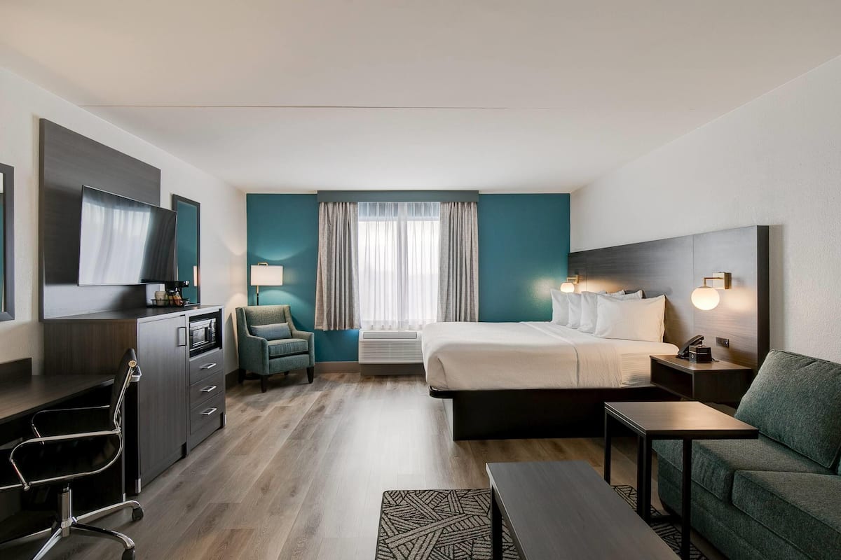 Junior Suite, 1 King Bed, Non Smoking | Premium bedding, desk, blackout drapes, iron/ironing board