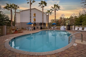 Outdoor pool, pool umbrellas, pool loungers - Best Western Plus Tallahassee North Hotel (Tallahassee)