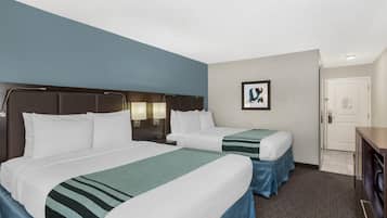 Standaard kamer, 2 queensize bedden, niet-roken, koelkast & magnetron | Een kluis op de kamer, een bureau, een laptopwerkplek