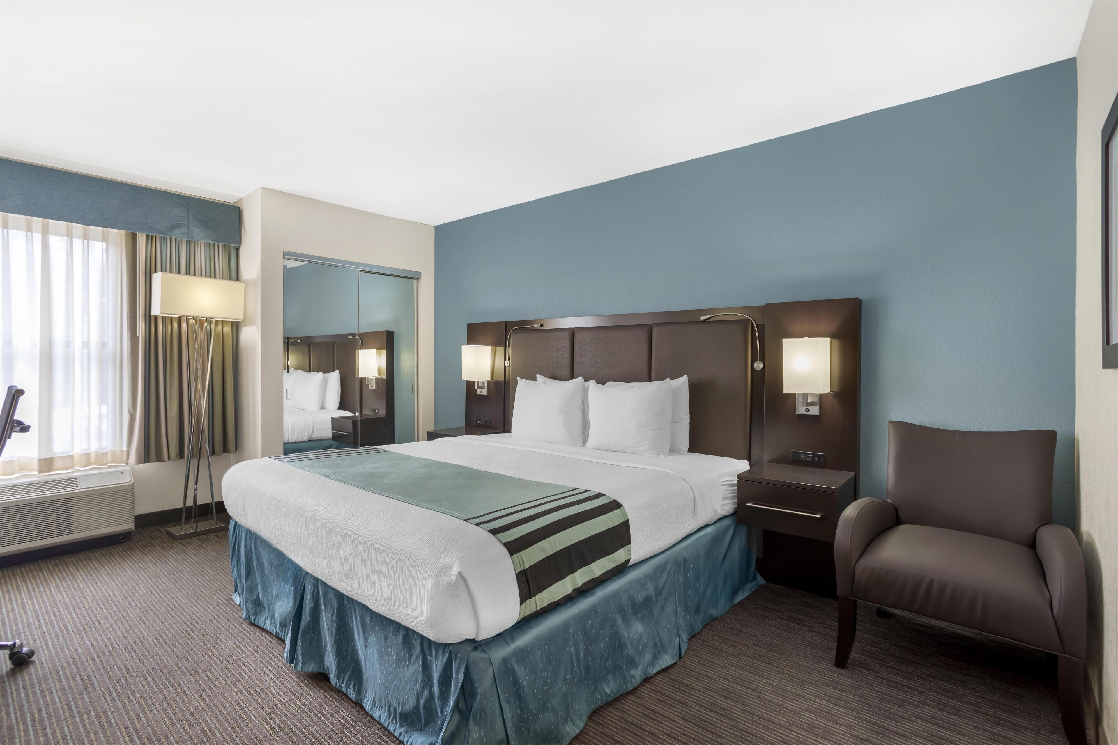 Standaard kamer, 1 kingsize bed, toegankelijk voor mindervaliden, niet-roken | Een kluis op de kamer, een bureau, een laptopwerkplek