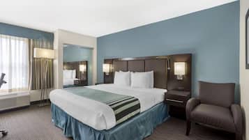 Standaard kamer, 1 kingsize bed, toegankelijk voor mindervaliden, niet-roken | Een kluis op de kamer, een bureau, een laptopwerkplek