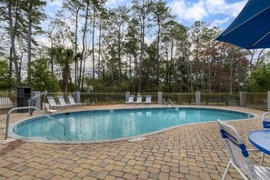 Outdoor pool, pool umbrellas, pool loungers - Best Western Plus Tallahassee North Hotel (Tallahassee)