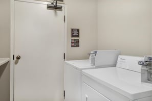 Laundry room - Best Western Plus Tallahassee North Hotel (Tallahassee)