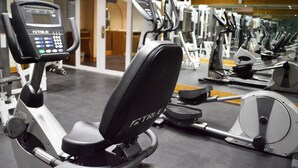 A gym with various exercise machines, including an elliptical and a stationary bike. - Hotel Chihuahua San Francisco (Chihuahua)