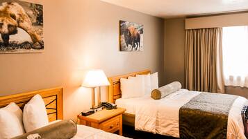 Habitación estándar, 2 camas Queen size | Escritorio, espacio para trabajar con laptop y cortinas blackout