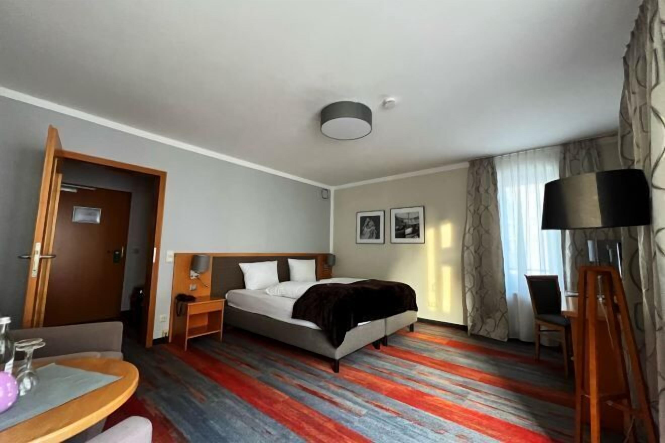 Ropa de cama hipoalergénica y caja de seguridad en la habitación 