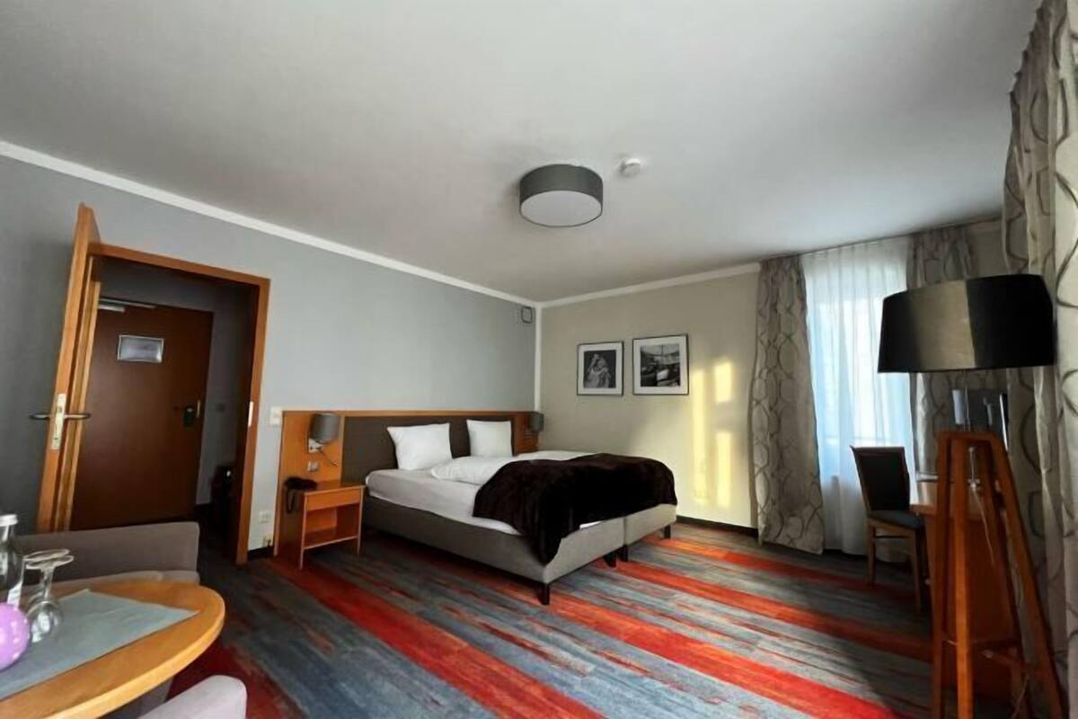 Ropa de cama hipoalergénica y caja de seguridad en la habitación