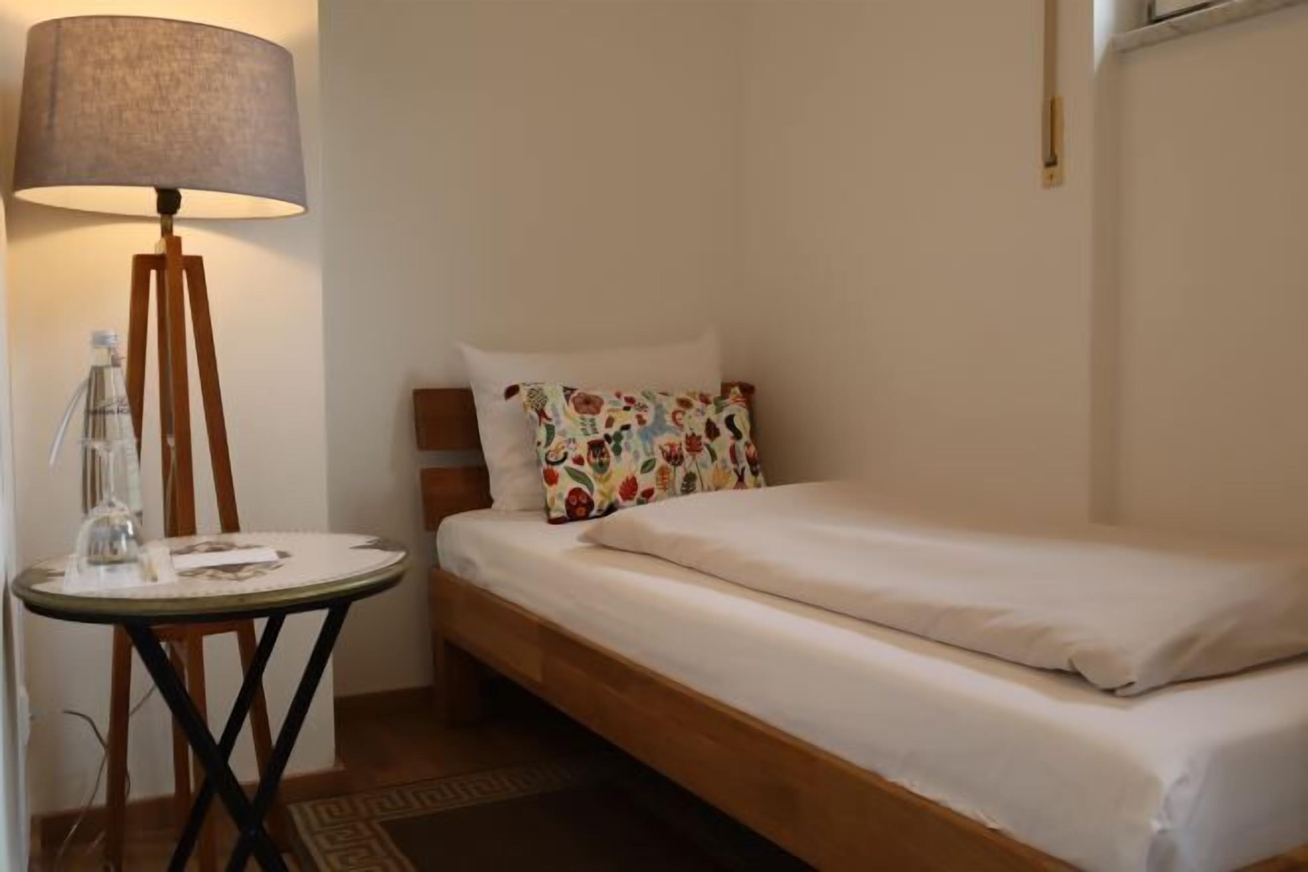 Ropa de cama hipoalergénica y caja de seguridad en la habitación 