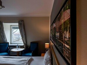 Hypo-allergenic bedding, in-room safe, desk, laptop workspace
