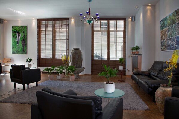 Coin salon dans le hall