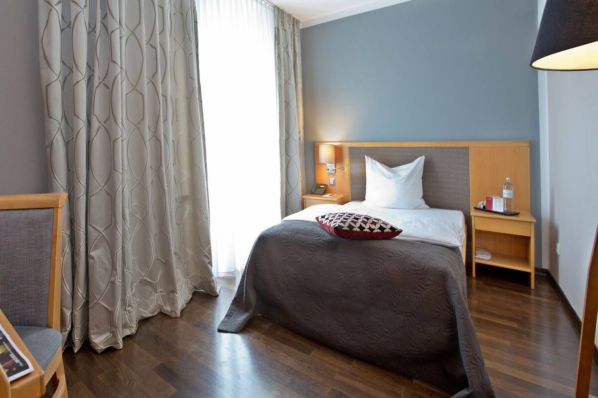 Quarto solteiro standard, vista para a cidade | Comodidades do quarto