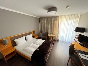 Hypo-allergenic bedding, in-room safe, desk, laptop workspace - Prinz (Munich)