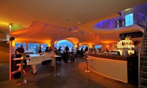 4 bars/lounges