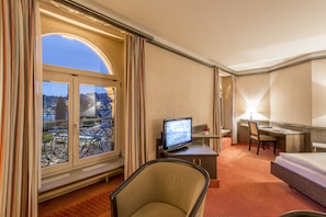 Kamar Junior | Seprai antialergi, minibar, brankas, dan meja kerja