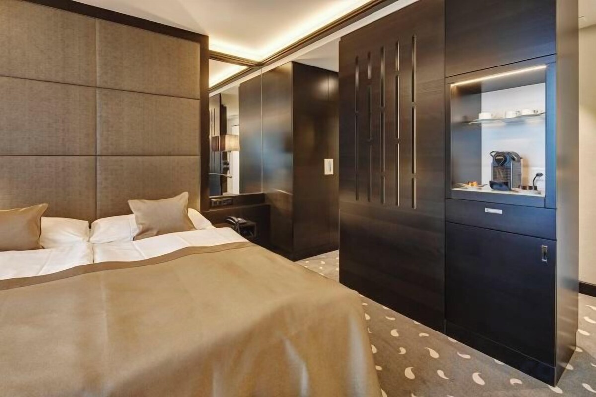 Literie hypoallergénique, minibar, coffres-forts dans les chambres