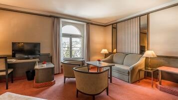 Hypo-allergenic bedding, minibar, in-room safe, desk