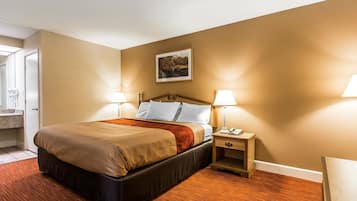 Escritorio, cortinas blackout y tabla de planchar con plancha