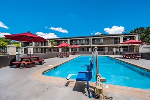 Una piscina al aire libre de temporada