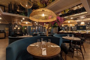 Breakfast, lunch, dinner served; local cuisine - Holiday Inn St Jean Sur Richelieu Congrès by IHG (Saint-Jean-Sur-Richelieu)