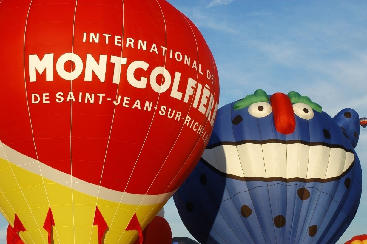 Twee luchtballonnen met tekst erop.