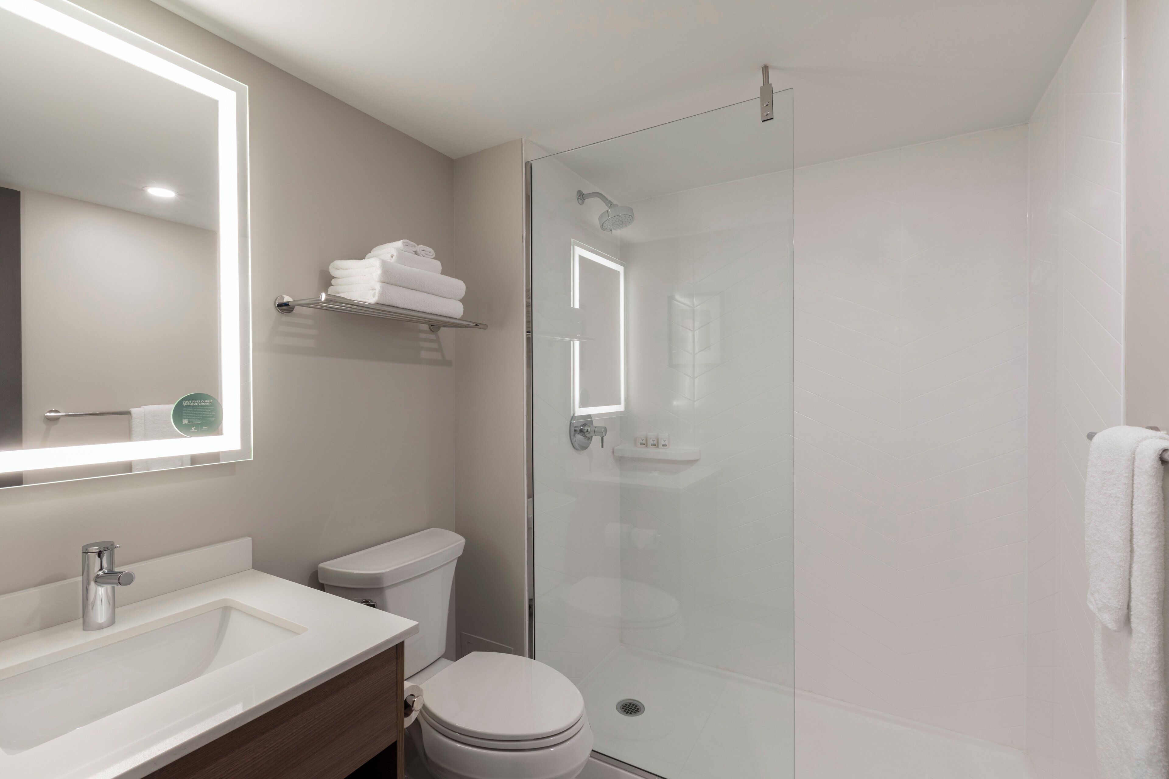 Ensemble baignoire-douche, articles de toilette écologiques