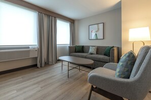 Desk, laptop workspace, blackout drapes, iron/ironing board - Holiday Inn St Jean Sur Richelieu Congrès by IHG (Saint-Jean-Sur-Richelieu)