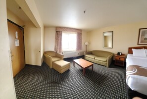 Zimmer, Mehrere Betten, Nichtraucher (Larger Unit) | Wohnbereich