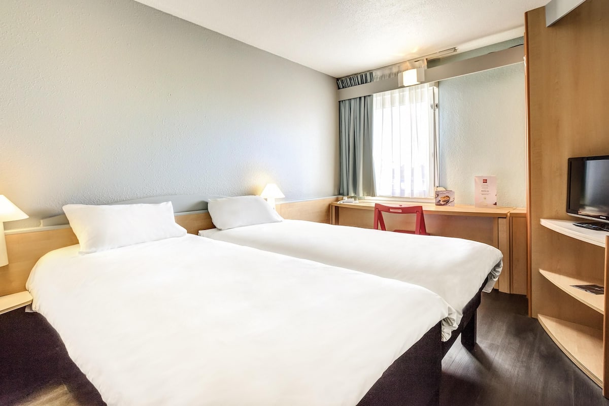 Standard room (2 single beds and a child's bed)