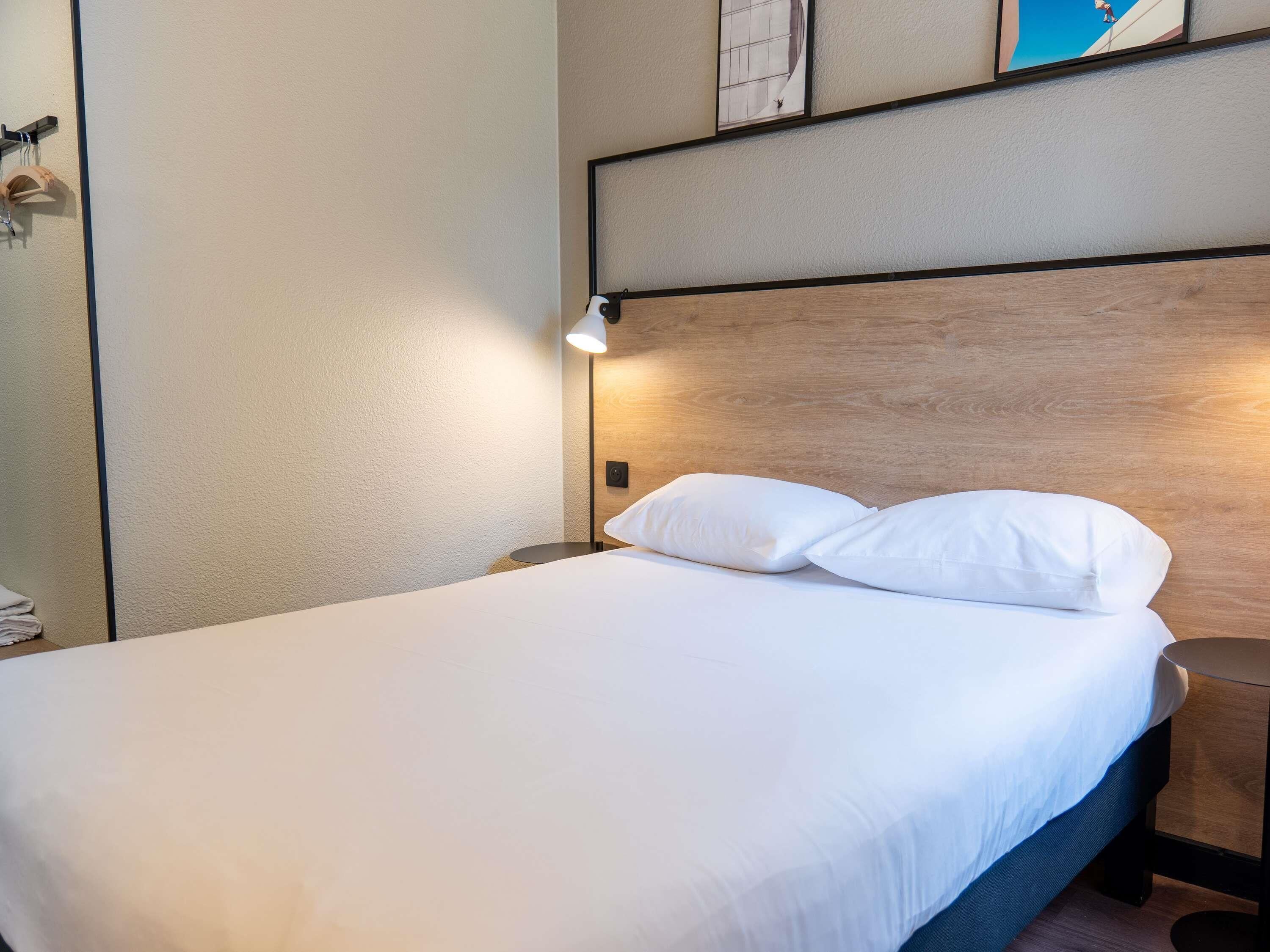 Hochwertige Bettwaren, Zimmersafe, individuell dekoriert