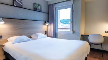 Premium bedding, in-room safe, individually decorated