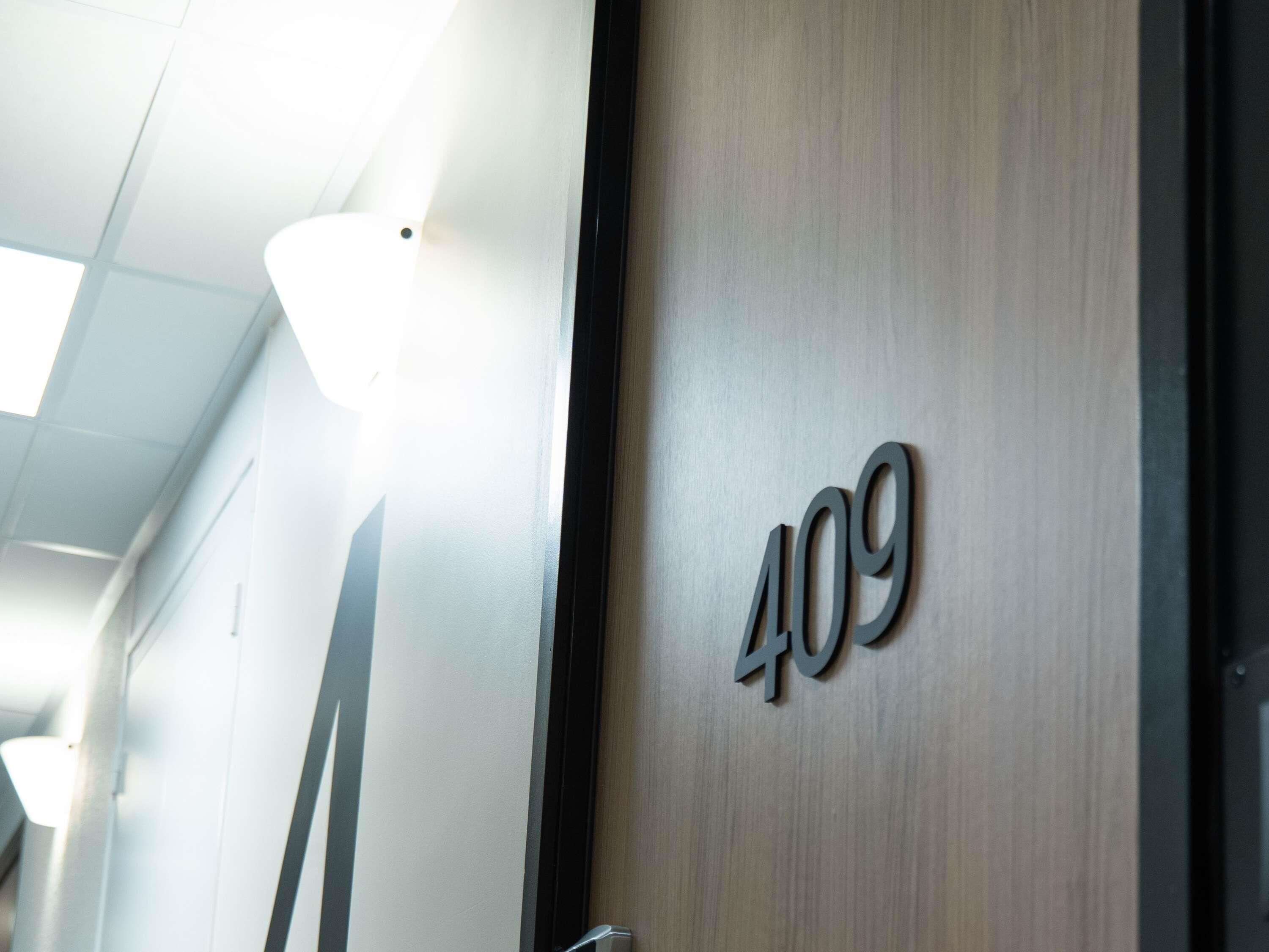 Een houten deur met het nummer 409.