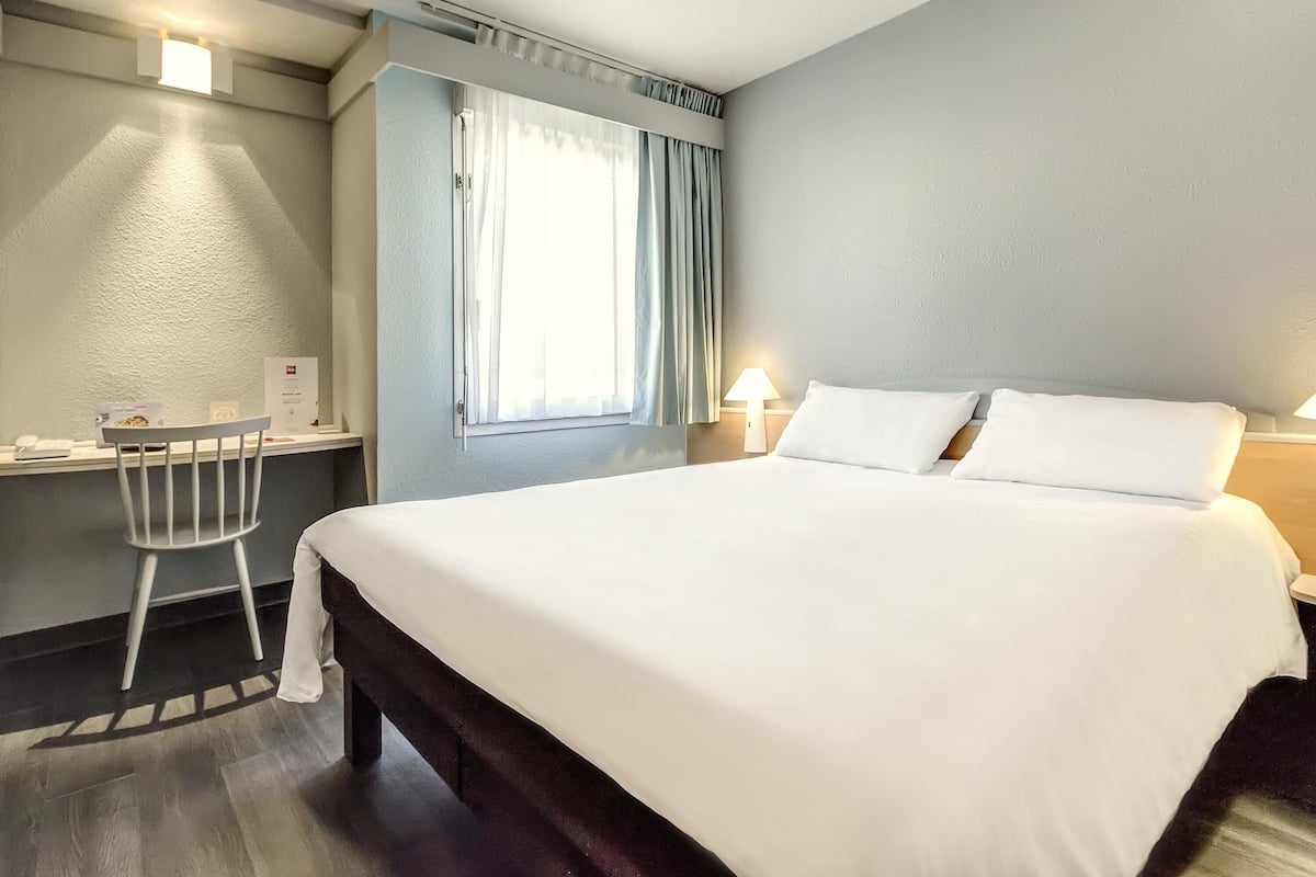 Premium bedding, in-room safe, individually decorated