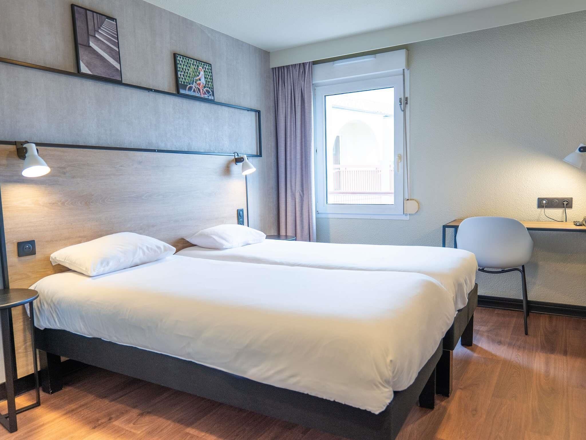 Rom – standard (2 single beds) | Sengetøy av topp kvalitet, safe på rommet og individuelt dekorert