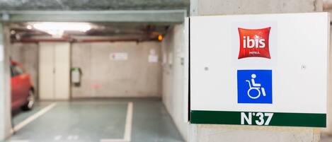 Señal de estacionamiento para hoteles ibis con símbolo de accesibilidad para sillas de ruedas y el número N37.