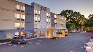 A Fairfield Inn Marriott hotel with a parking lot and a few cars parked. - Fairfield Inn By Marriott Amesbury (Amesbury)