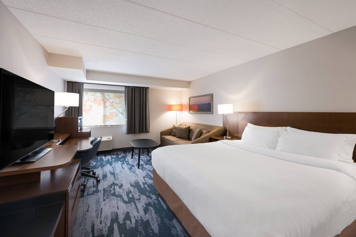 In-room safe, desk, laptop workspace, blackout drapes