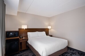 In-room safe, desk, laptop workspace, blackout curtains - Fairfield Inn By Marriott Amesbury (Amesbury)