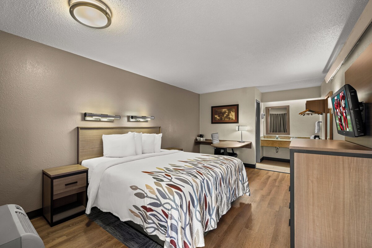 Superior Room, 1 King Bed, Non Smoking | Soundproofing, cribs (free), WiFi (free), alarm clocks