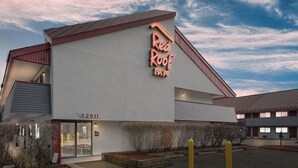 Un edificio con un letrero que dice 'Red Roof Inn' y el número de dirección '32511' a la vista.