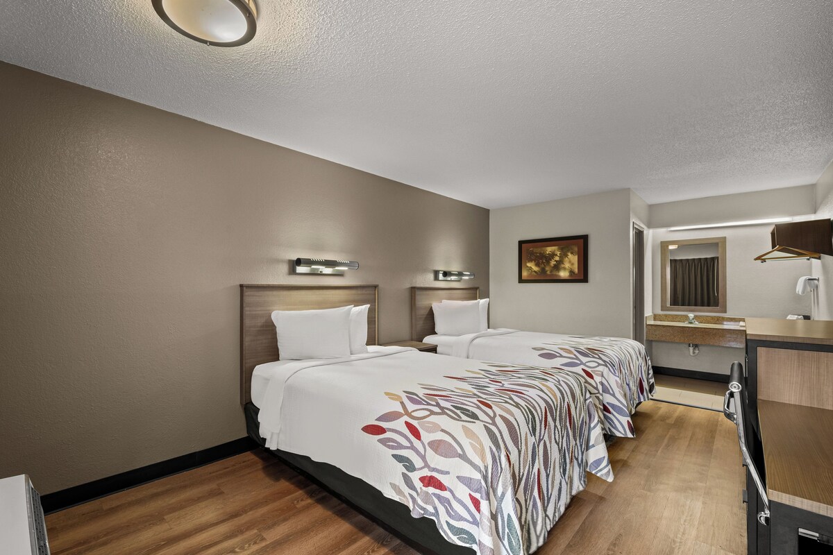 Deluxe Room, 2 Double Beds, Non Smoking | Soundproofing, cribs (free), WiFi (free), alarm clocks