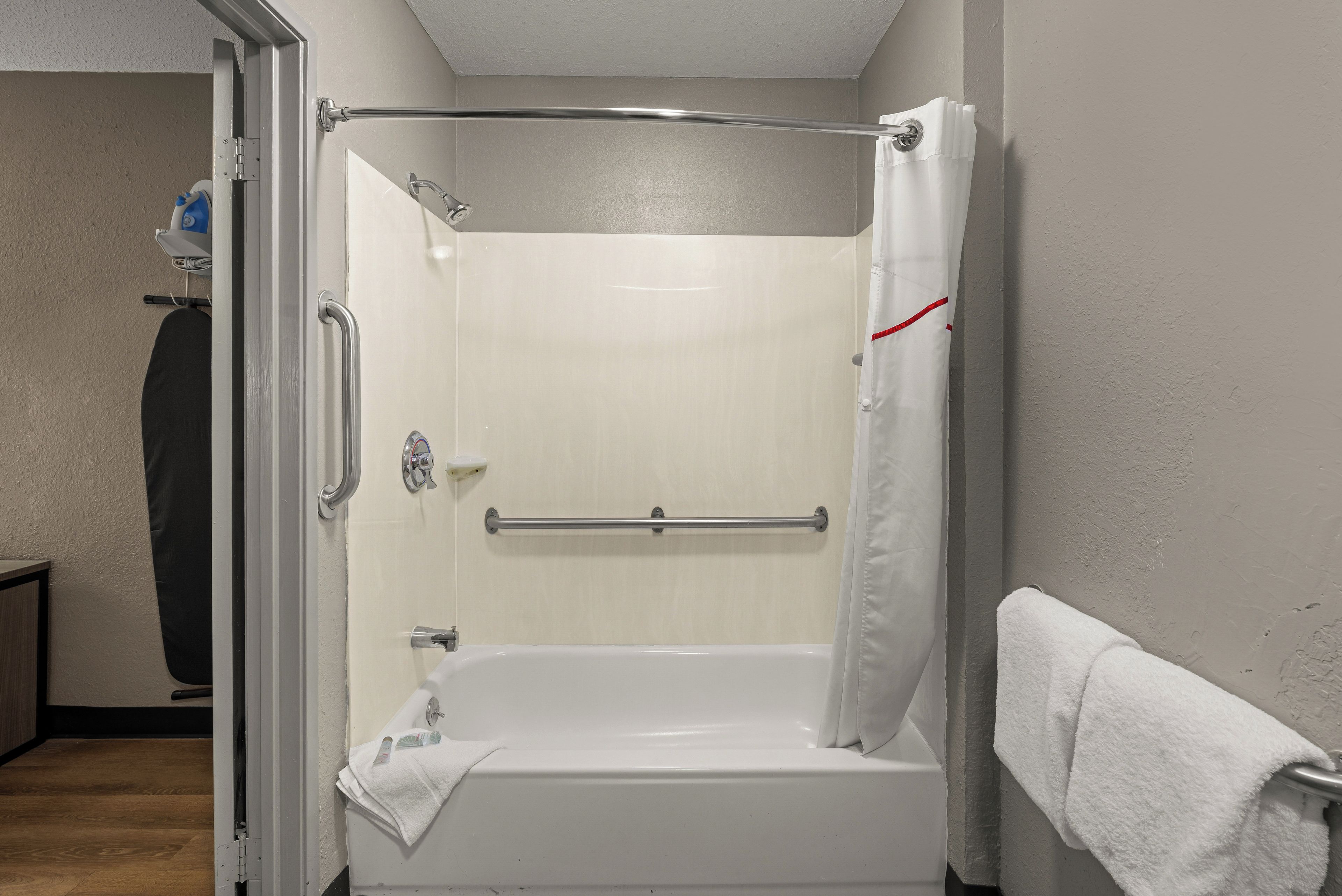 Deluxe Room, 1 King Bed, Mobility Accessible, Non Smoking | Bathroom
