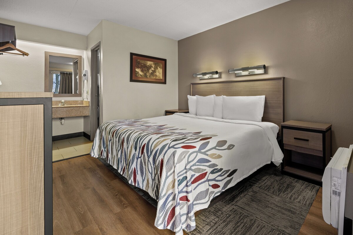 Deluxe Room, 1 King Bed, Non Smoking | Soundproofing, cribs (free), WiFi (free), alarm clocks