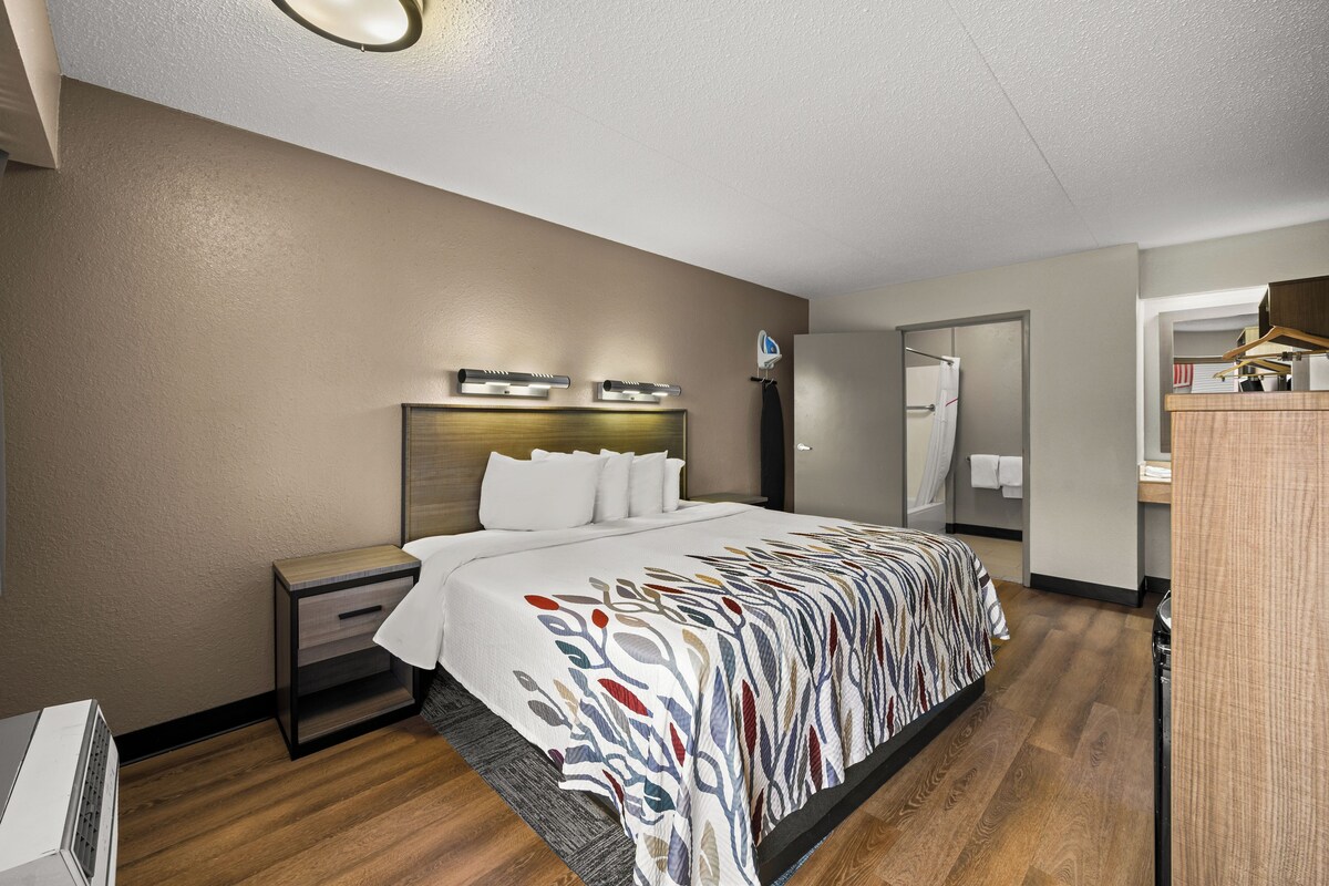 Soundproofing, cribs (free), WiFi (free), alarm clocks