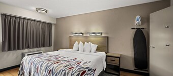 Red Roof Inn Detroit - Royal Oak/ Madison Heights