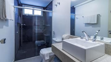 Een douche, een regendouche, gratis toiletartikelen, een haardroger