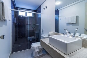 Shower, rainfall showerhead, free toiletries, hair dryer - Braston Augusta by Castelo Itaipava (São Paulo)