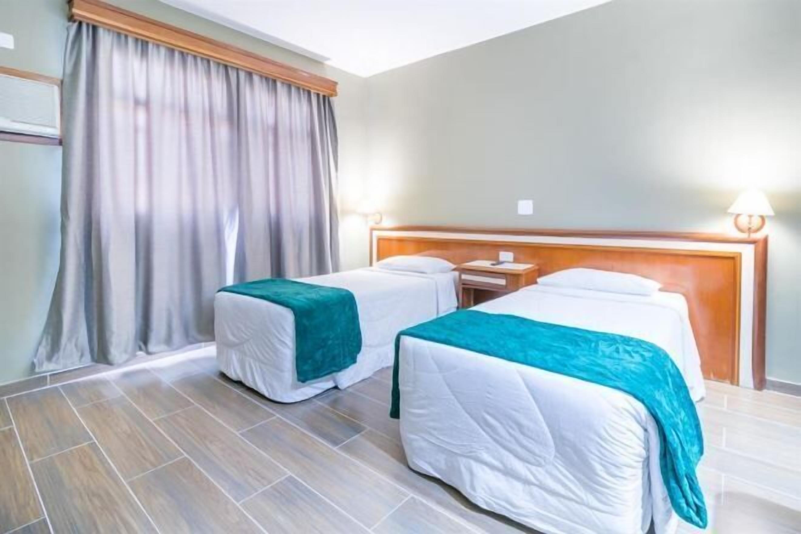 Minibar, skrivebord, blendingsgardiner og wi-fi (inkludert)