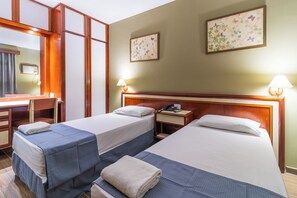 Habitación básica con 2 camas individuales | Minibar, escritorio, cortinas blackout y wifi gratis 